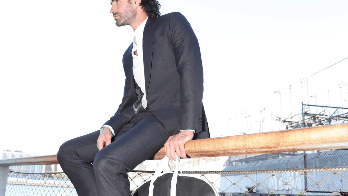 How to Travel with a Suit - SARTORO