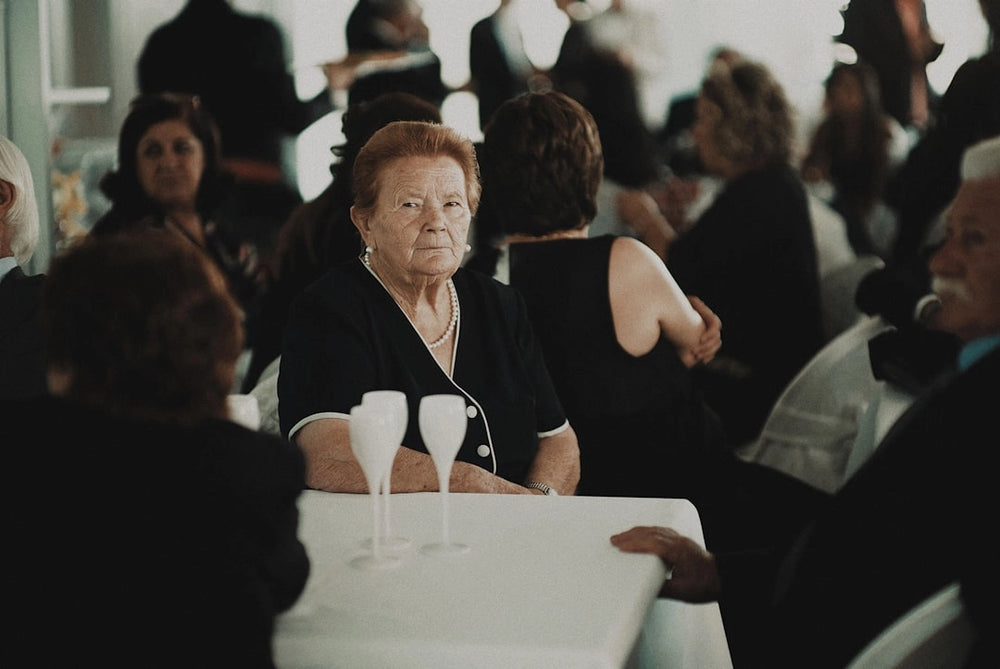 traditional funeral outfit in the U.S. should be black or dark suits