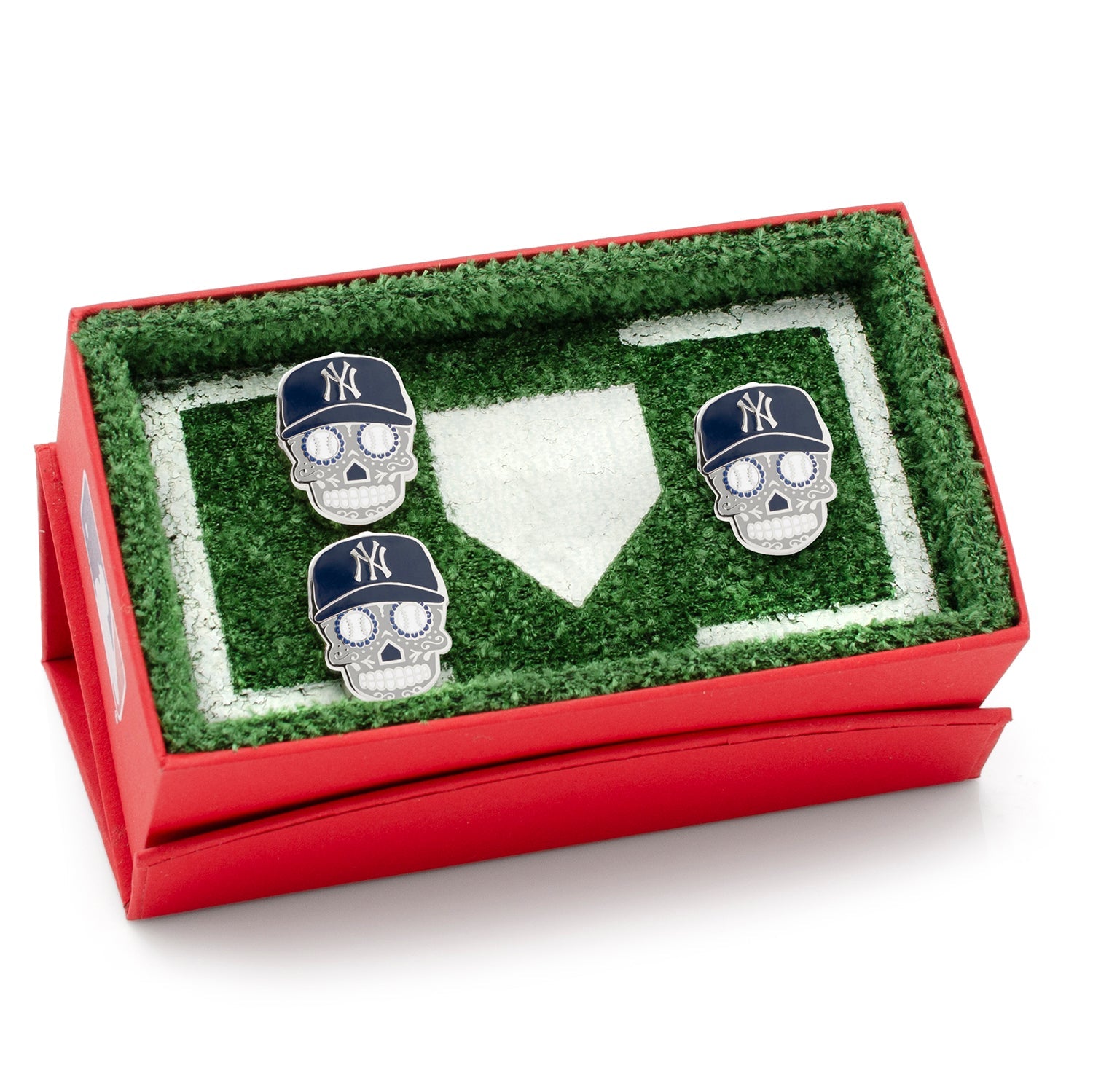 MLB New York Yankees Sugar Skull Cufflinks &amp; Lapel Pin Gift Set — close-up detail667