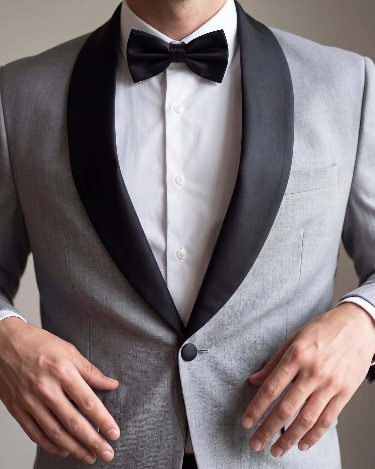 To spot a shawl lapel, follow the edge from the collar down to the button. The curve never breaks into a notch or a peak.