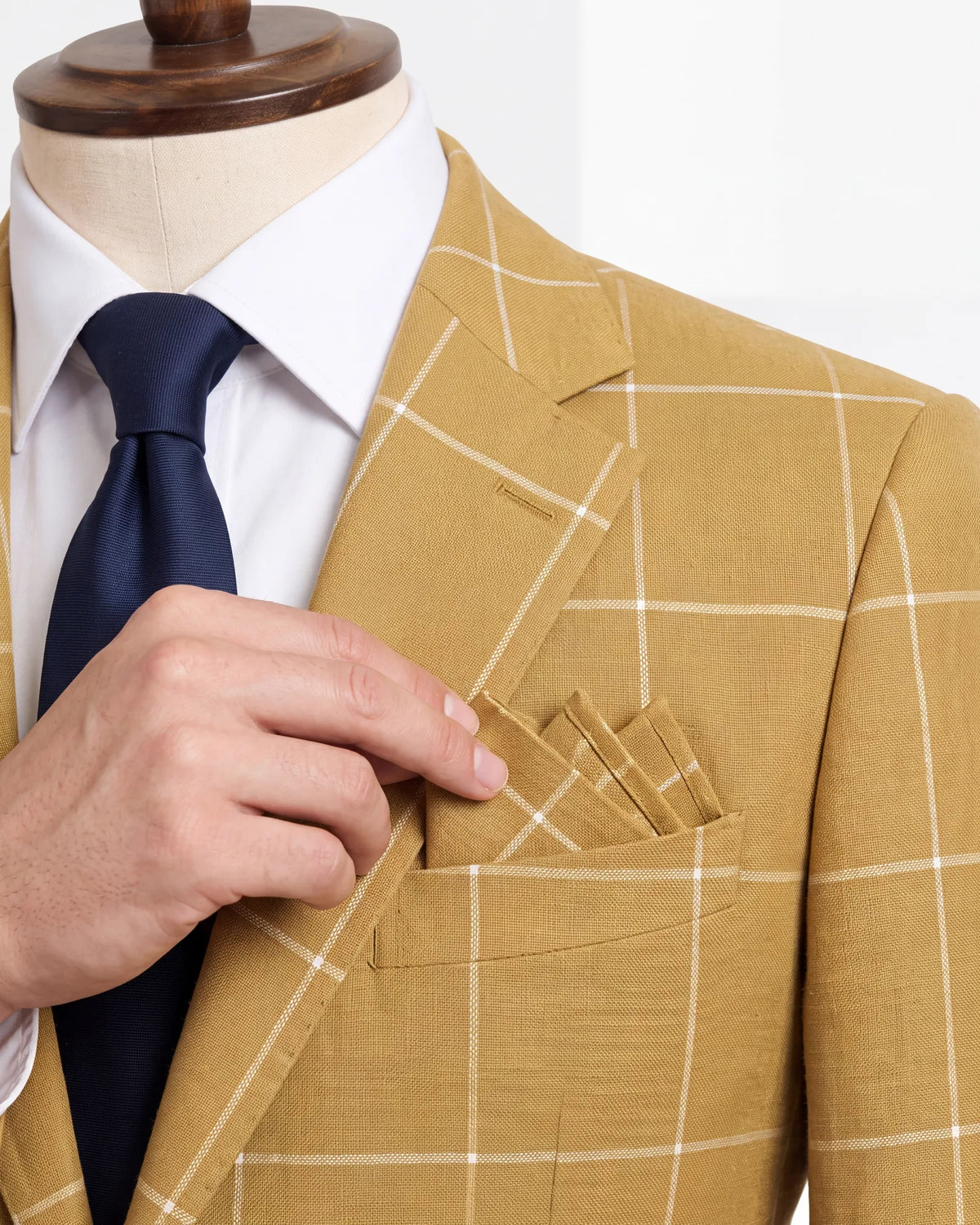 For a quiet look, choose a square in the same cloth as the jacket. It adds no new color to the outfit.