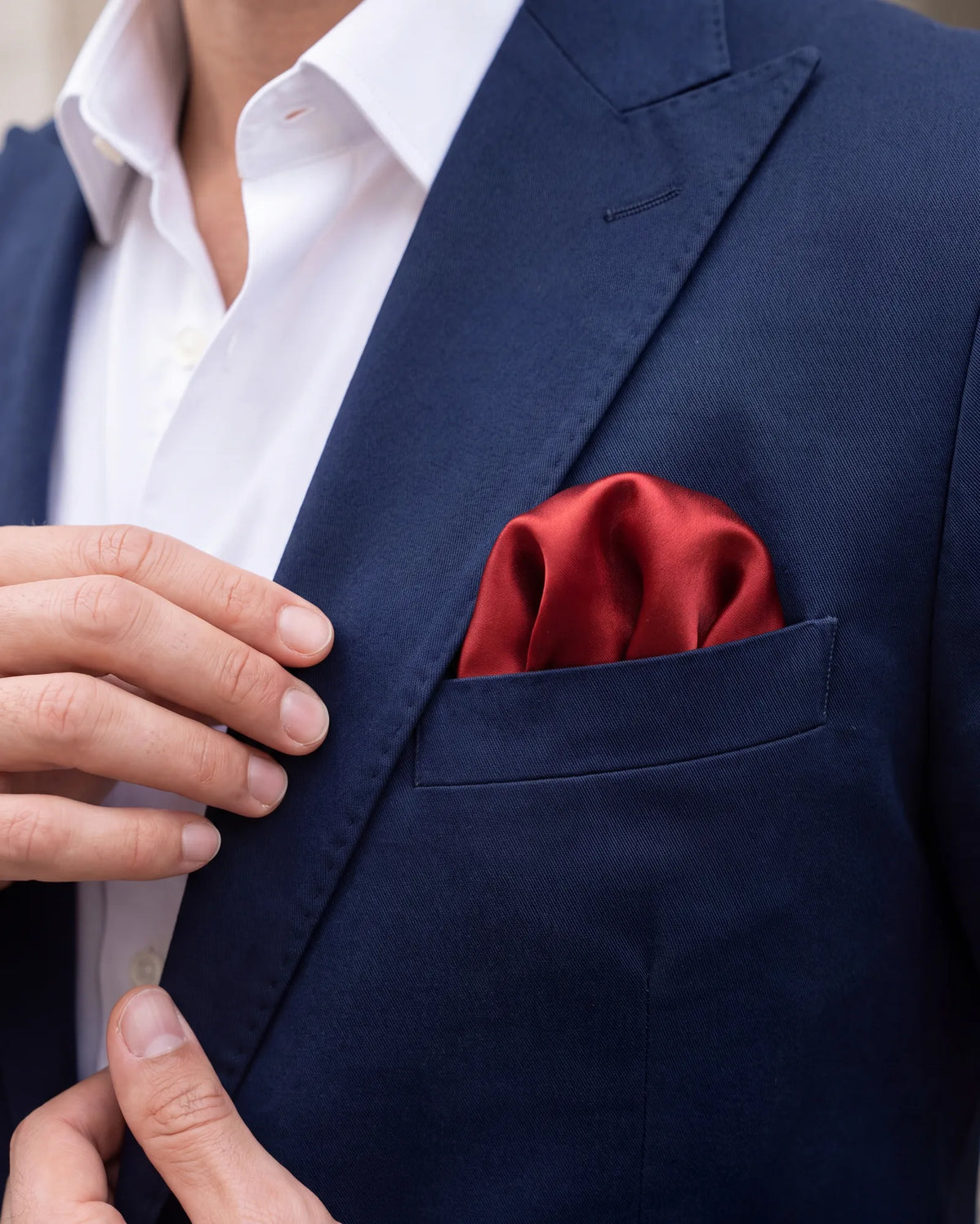Pick the puff when you want a soft fold that is easy to make. It suits weddings, events and smart casual.