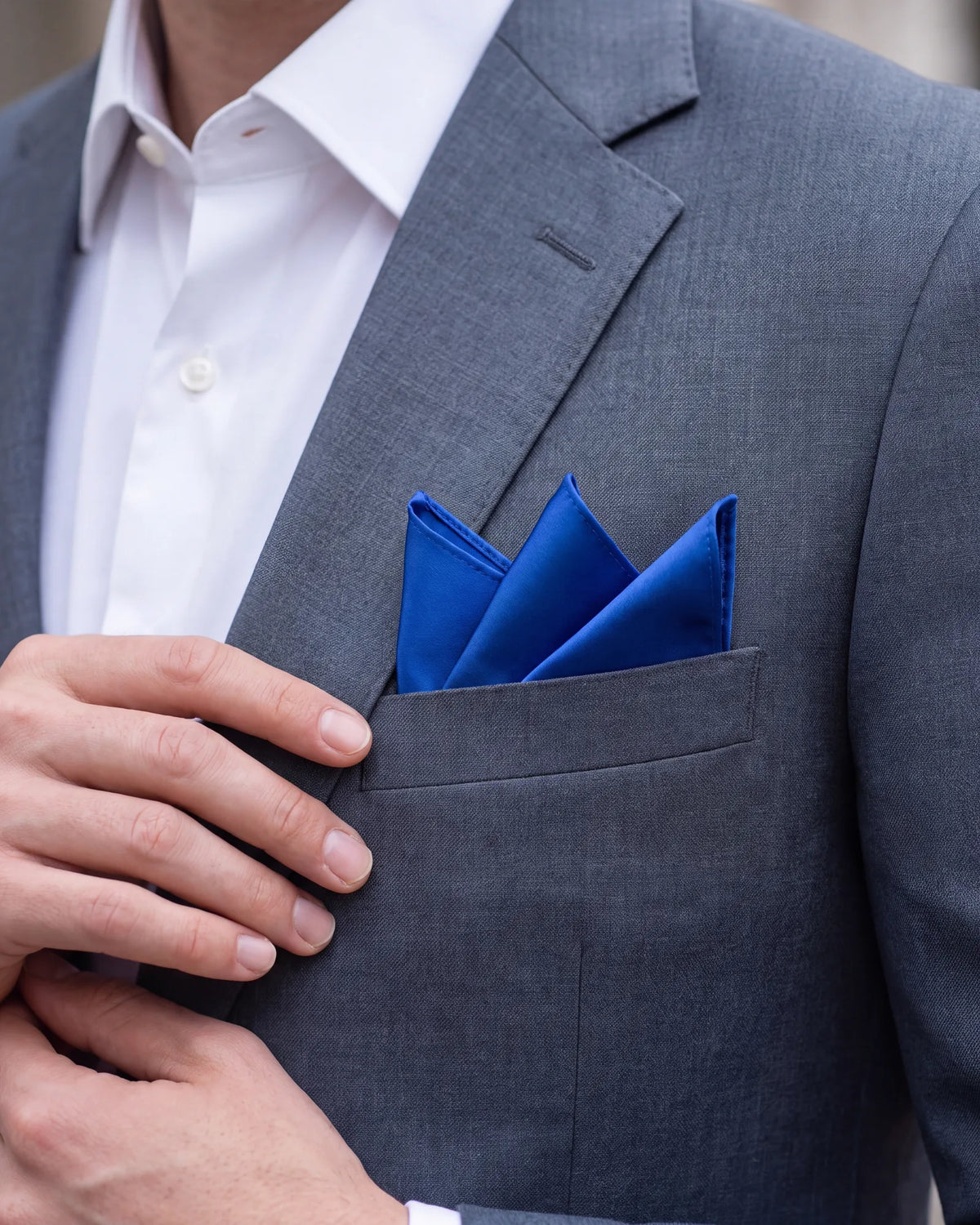 For weddings, events and smart casual, try the crown fold. Its three peaks make it the most decorative of the pointed folds.